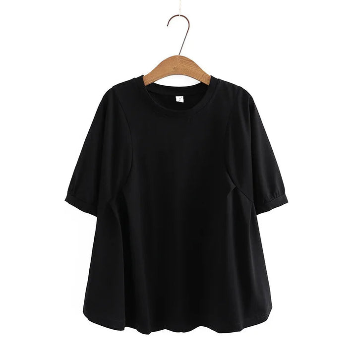 Schwarzes T-Shirt aus Baumwolle, kurzärmelig, auf Holzkleiderbügel, modisch, lässig.