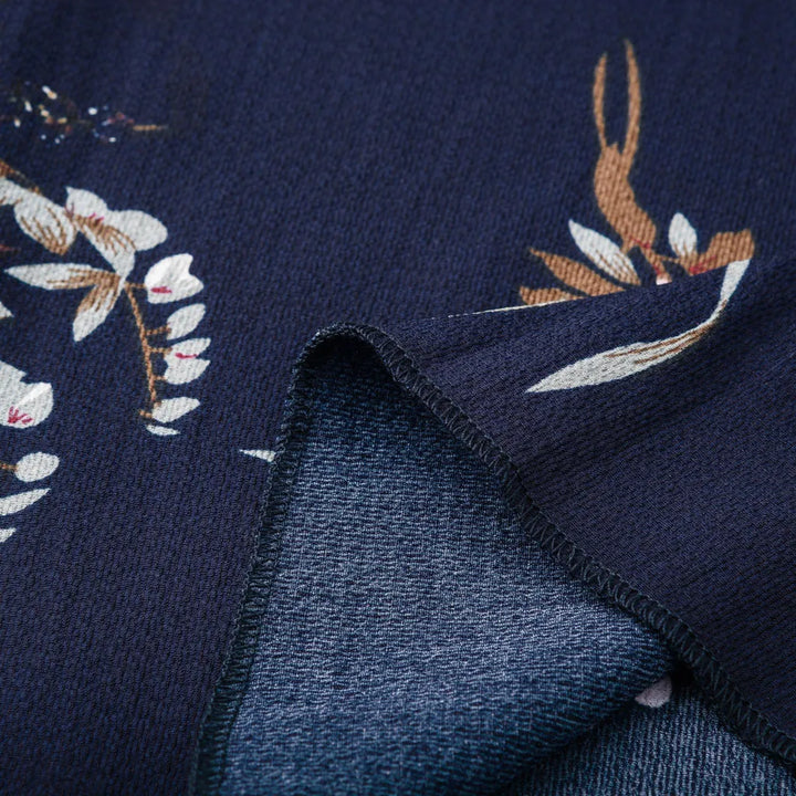 Dunkelblauer Stoff mit floralem Muster, Baumwolle, für Bekleidung und Dekoration.