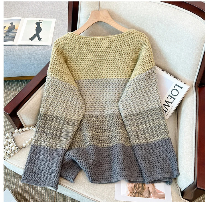 Gestrickter Pullover in Gelb und Grau, Damenmode, gemütlich, auf Sessel drapiert.