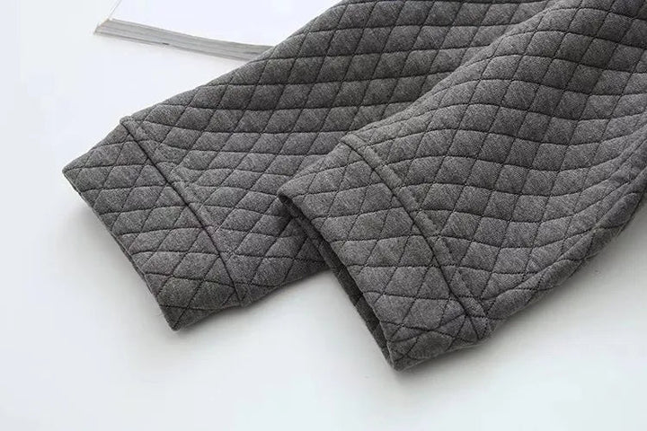 Graue gesteppte Ärmel, Baumwolle, modisch, warm, Winterkleidung, Textur, Detailansicht.