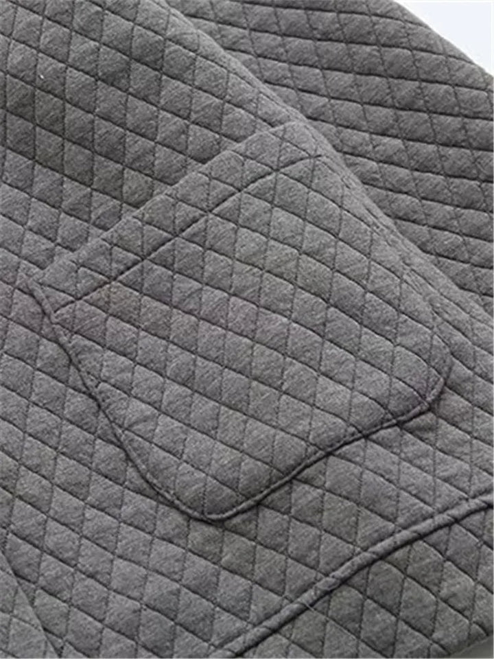 Grauer gesteppter Stoff mit Tasche, Baumwolle, Textil, Mode, Detailansicht, Nahaufnahme.