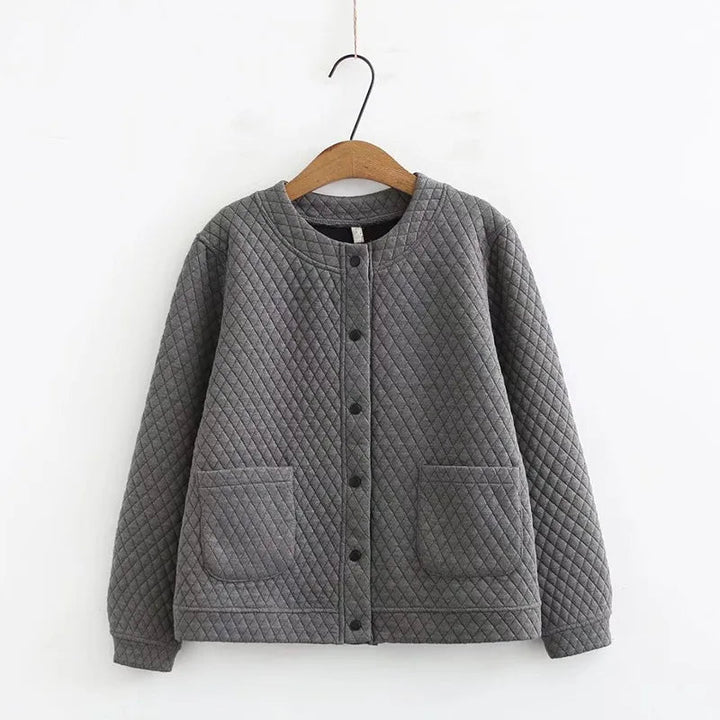 Graue gesteppte Jacke mit Knöpfen, Rundhalsausschnitt und Taschen, Damenmode, Herbstbekleidung.