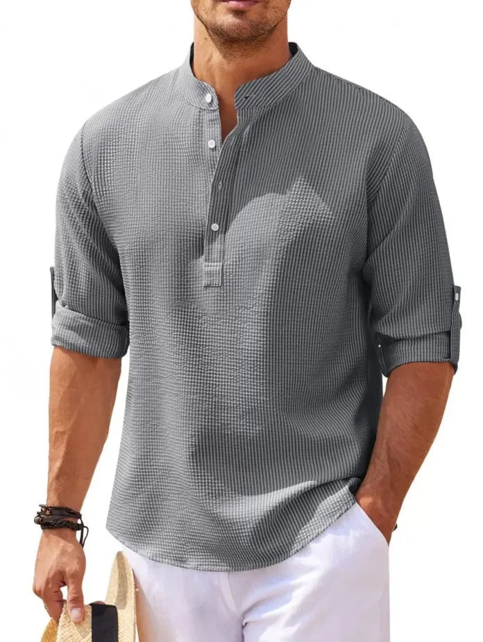 Graues Herrenhemd mit Stehkragen, Leinenoptik, langärmlig, lässig, Sommermode.