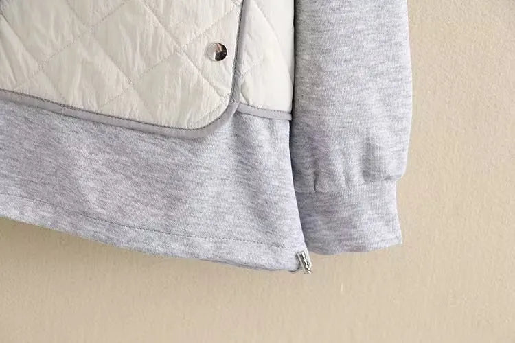Grauer Pullover mit weißer Steppweste, Baumwolle, modisch, lässig, Herbstbekleidung.