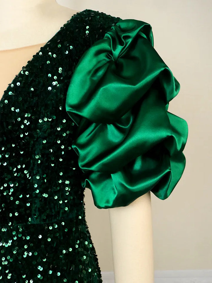 Grünes Paillettenkleid mit Puffärmeln aus Satin, elegantes Abendmode-Design.