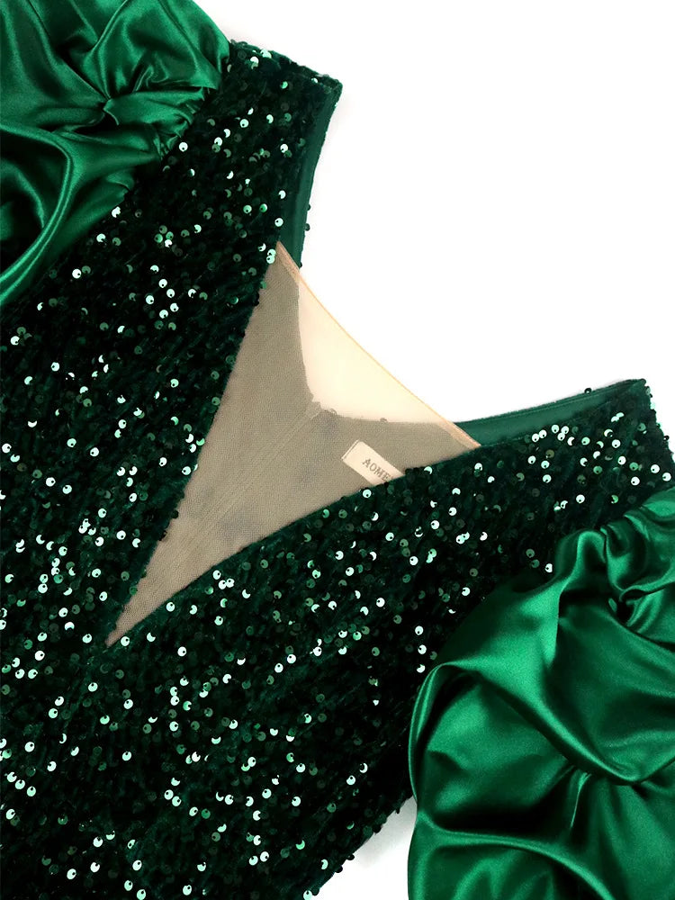 Grünes Paillettenkleid mit Puffärmeln, elegantes Abendmode-Design, festlicher Look.