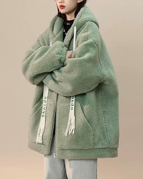 Grüne Oversize-Fleecejacke mit Kapuze, Kordelzug und Reißverschluss für Damen.