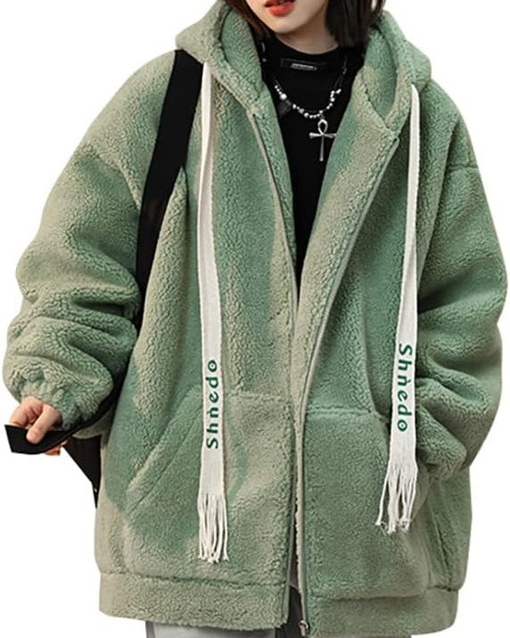 Grüne Fleecejacke mit Kapuze, Reißverschluss und weißen Kordeln, Damenmode, Winterbekleidung.