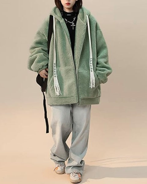 Grüne Oversize-Fleecejacke mit Kapuze, Kordelzug und Taschen, lässiger Stil für Damen.