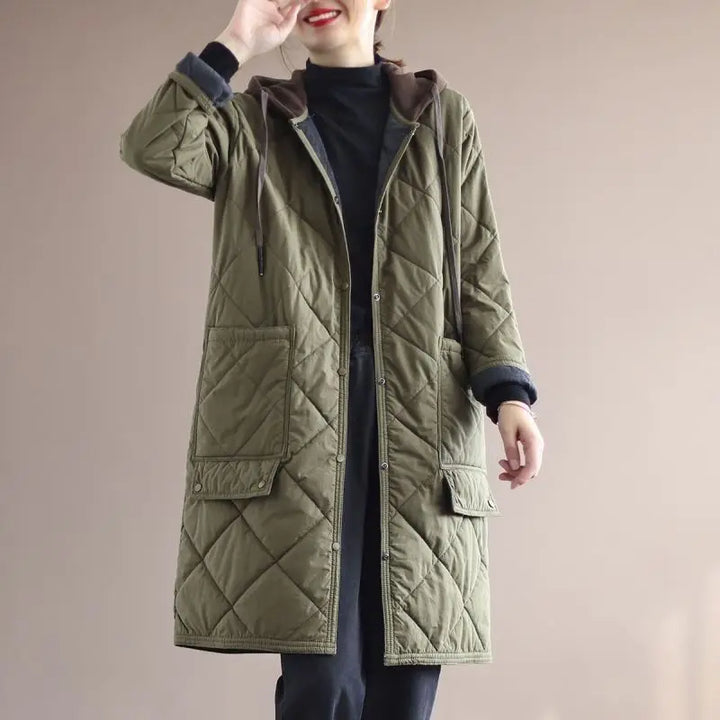 Damen Wintermantel, olivgrün, gesteppt, mit Kapuze, Taschen, warm, modisch, Freizeitkleidung.