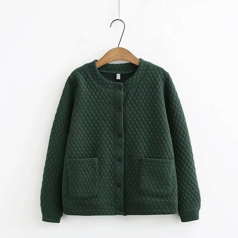 Grüne gesteppte Damenjacke mit Knöpfen, Baumwolle, lässig, Herbstmode, auf Kleiderbügel.