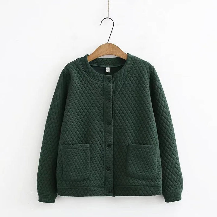 Grüne gesteppte Damenjacke mit Knöpfen, Baumwolle, lässig, Herbstmode, auf Kleiderbügel.