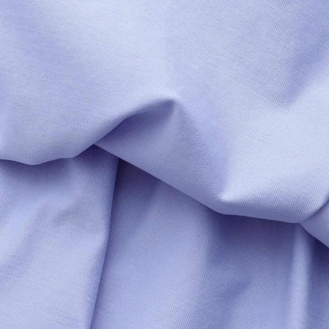 Hellblauer Baumwollstoff, Nahaufnahme, weiche Textur, ideal für Kleidung und Heimtextilien.