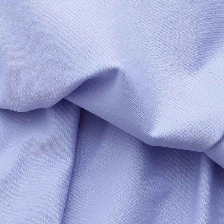 Hellblauer Baumwollstoff, Nahaufnahme, weiche Textur, ideal für Kleidung und Heimtextilien.