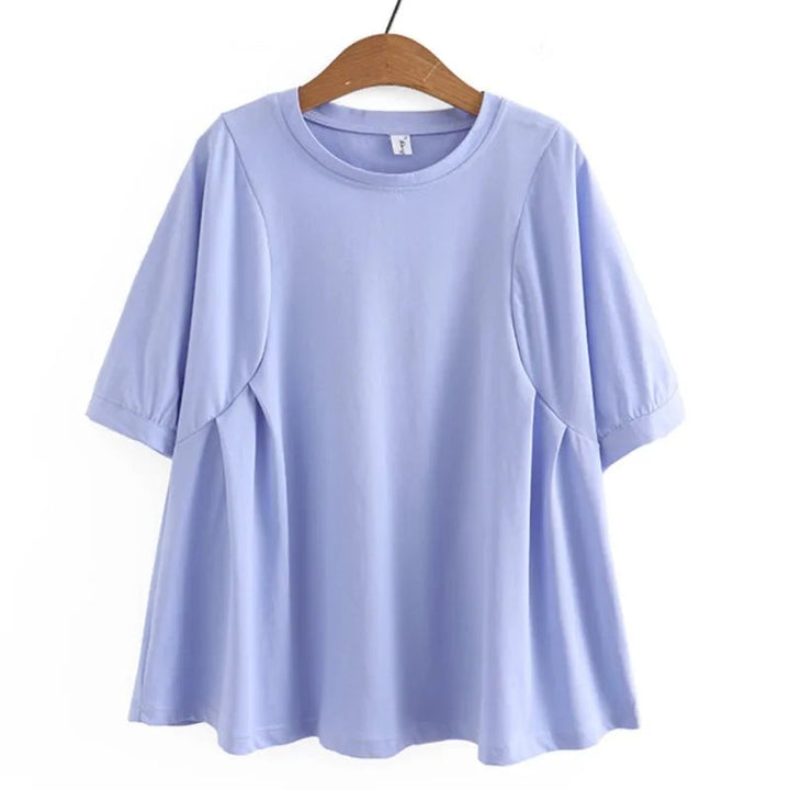 Hellblaues Damen-T-Shirt aus Baumwolle, Kurzarm, Rundhals, lässig, auf Holzkleiderbügel.