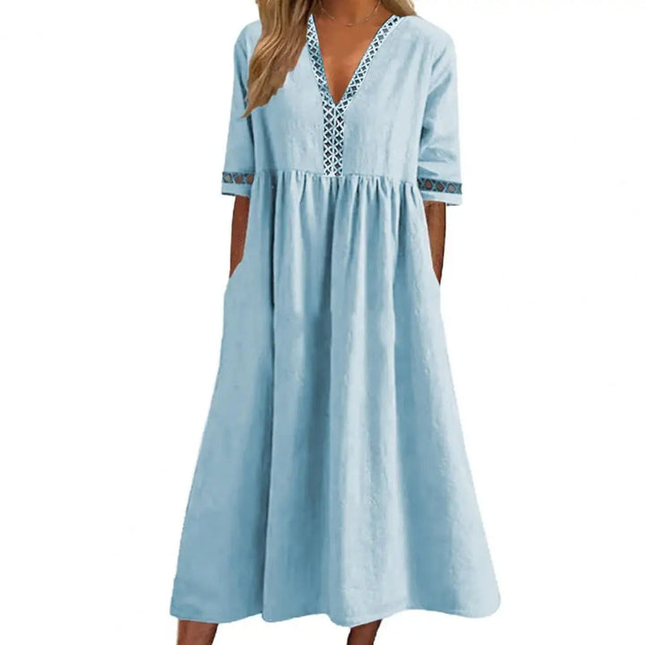 Hellblaues Damenkleid mit V-Ausschnitt, halblangen Ärmeln und Stickerei, Sommermode.