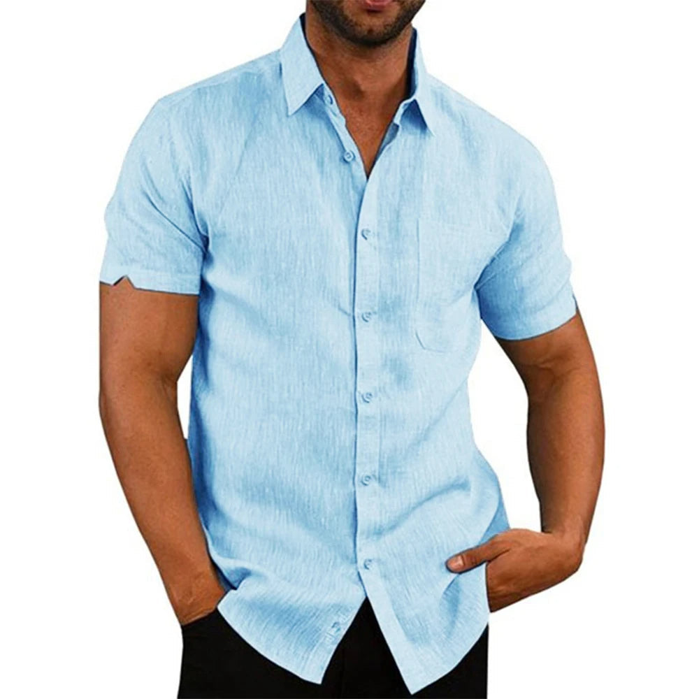 Hellblaues Herrenhemd, kurzärmelig, Leinen, klassischer Kragen, Sommermode, Freizeitkleidung.