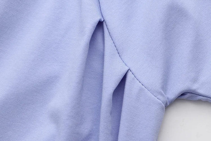 Hellblaues Baumwoll-T-Shirt, Nahaufnahme, weicher Stoff, modisches Design, Freizeitkleidung.
