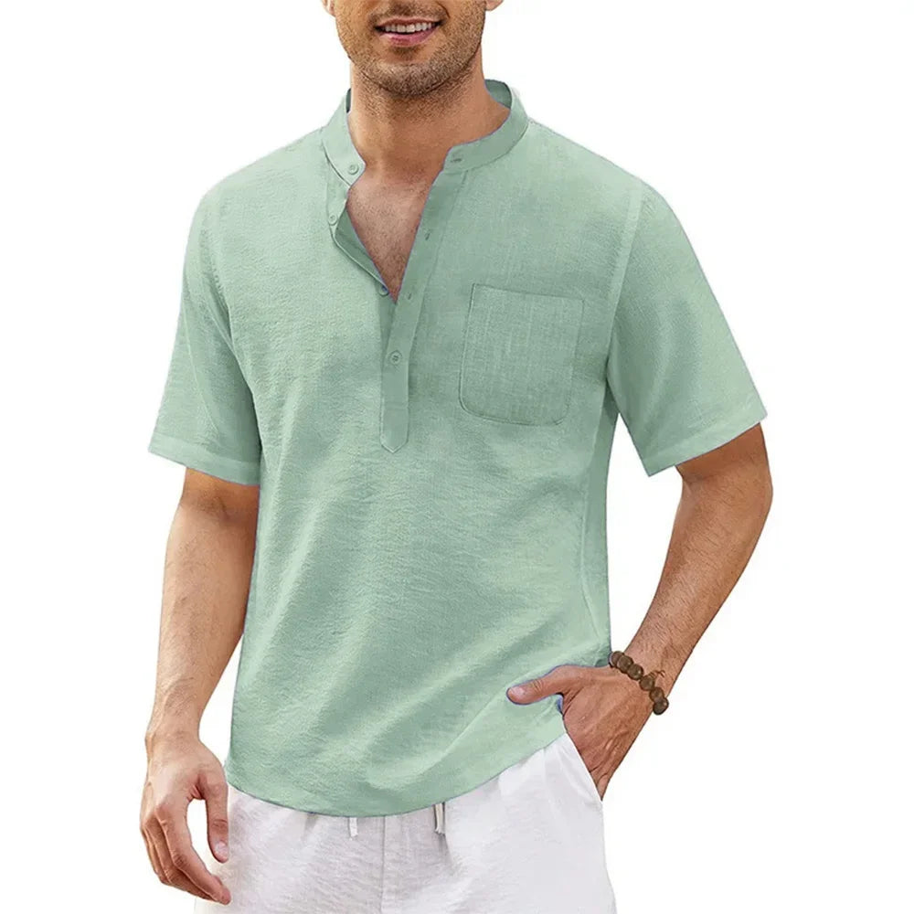 Männer Leinenhemd, hellgrün, Stehkragen, Kurzarm, Sommermode, Freizeitkleidung.