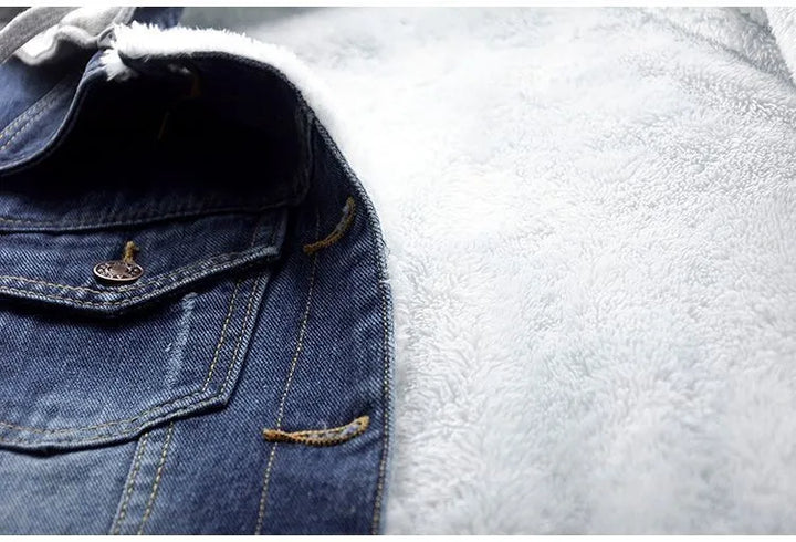 Jeansjacke mit weißem Fleece-Futter, blau, Baumwolle, modisch, warm, Herbstbekleidung.