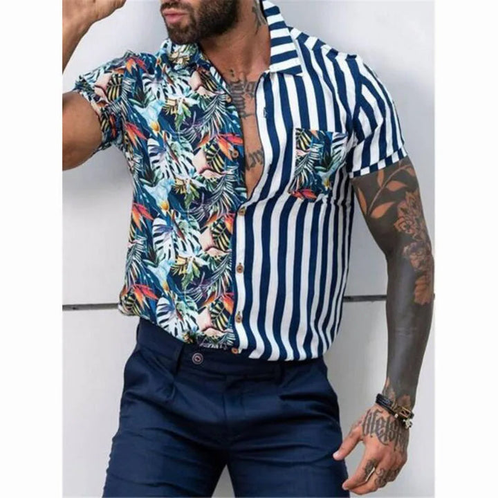 Männerhemd mit tropischem Muster und Streifen, kurzärmelig, blau-weiß, Sommermode.
