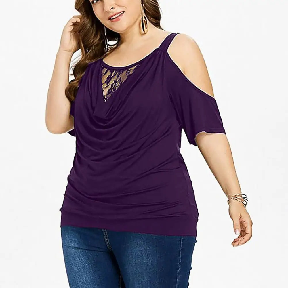 Frau in lila Cold-Shoulder-Top mit Spitze, Plus-Size-Mode, lässig, elegant, Damenbekleidung.