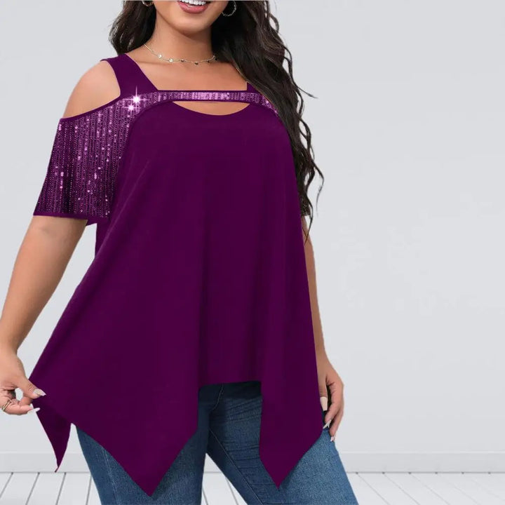 Frau in lila schulterfreiem Top mit Pailletten, lässig, modisch, Plus-Size, Jeans.