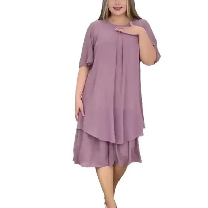 Frau in fliederfarbenem, lockerem Kleid, Sommermode, Damenbekleidung, eleganter Look.