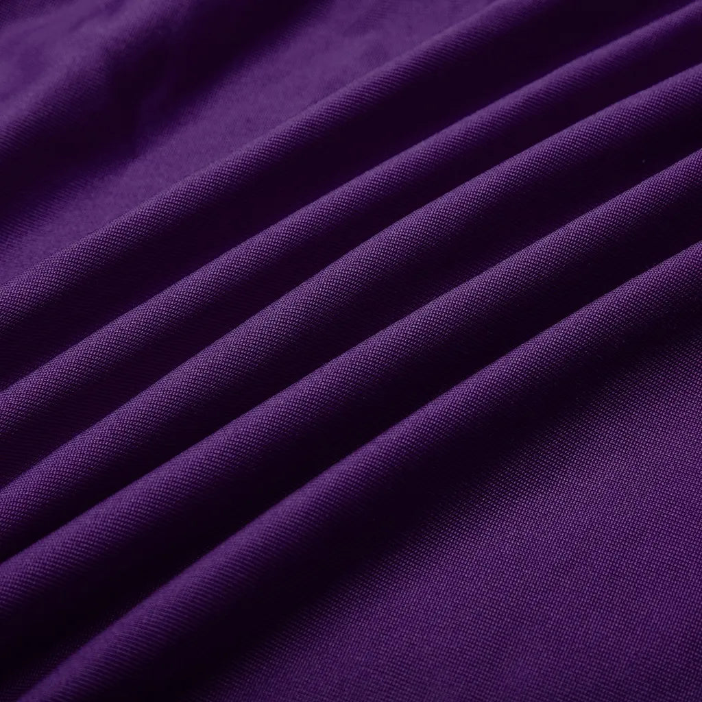 Lila Baumwollstoff, weiche Textur, Falten, hochwertiges Material für Bekleidung und Dekoration.