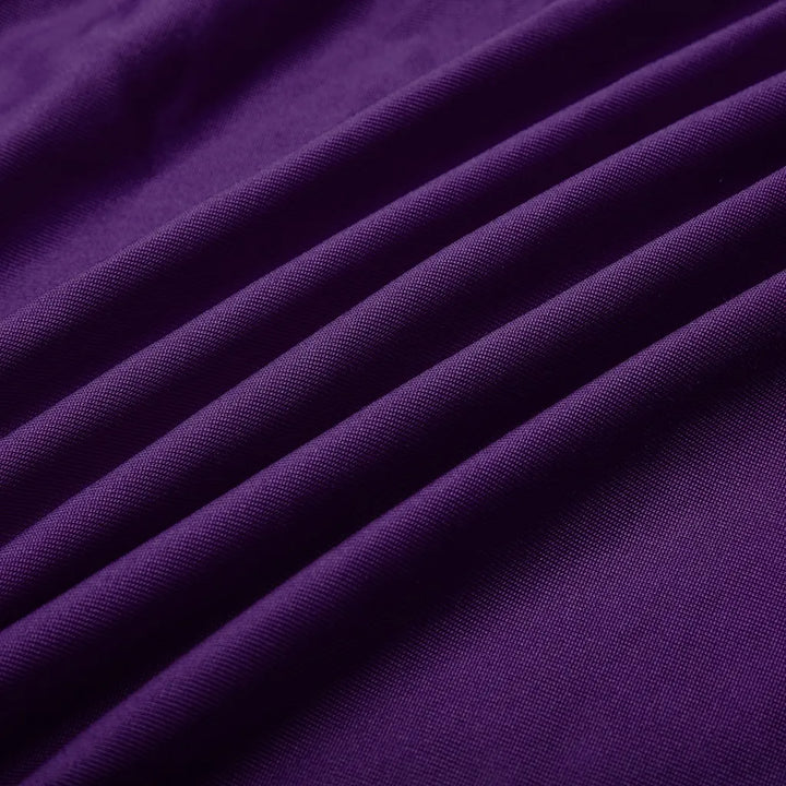 Lila Baumwollstoff, weiche Textur, Falten, hochwertiges Material für Bekleidung und Dekoration.