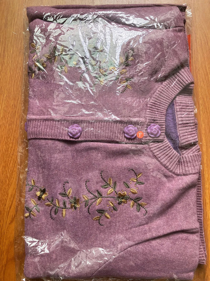 Lila Strickjacke mit Blumenstickerei, Knöpfen, verpackt, Damenmode, Baumwolle.