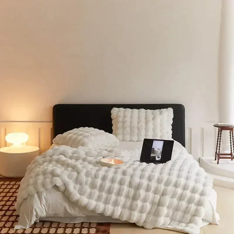 Portable Fluffy Blanket made of Faux Fur - VeluLuxe-White-39.37 × 62.99 in-Nora Luxe