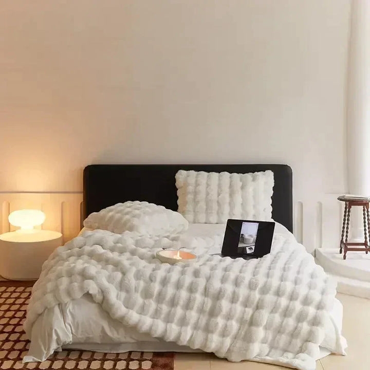 Portable Fluffy Blanket made of Faux Fur - VeluLuxe-White-39.37 × 62.99 in-Nora Luxe