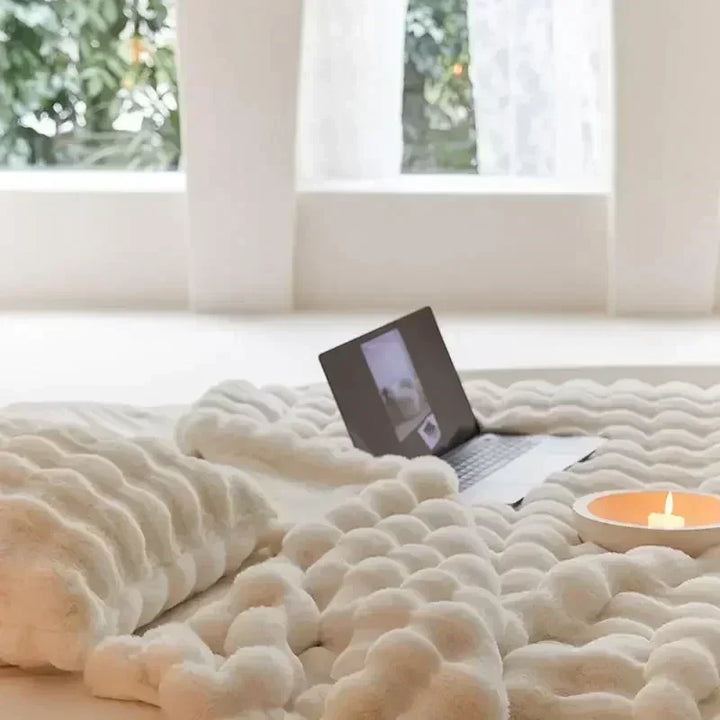 Portable Fluffy Blanket made of Faux Fur - VeluLuxe-White-39.37 × 62.99 in-Nora Luxe