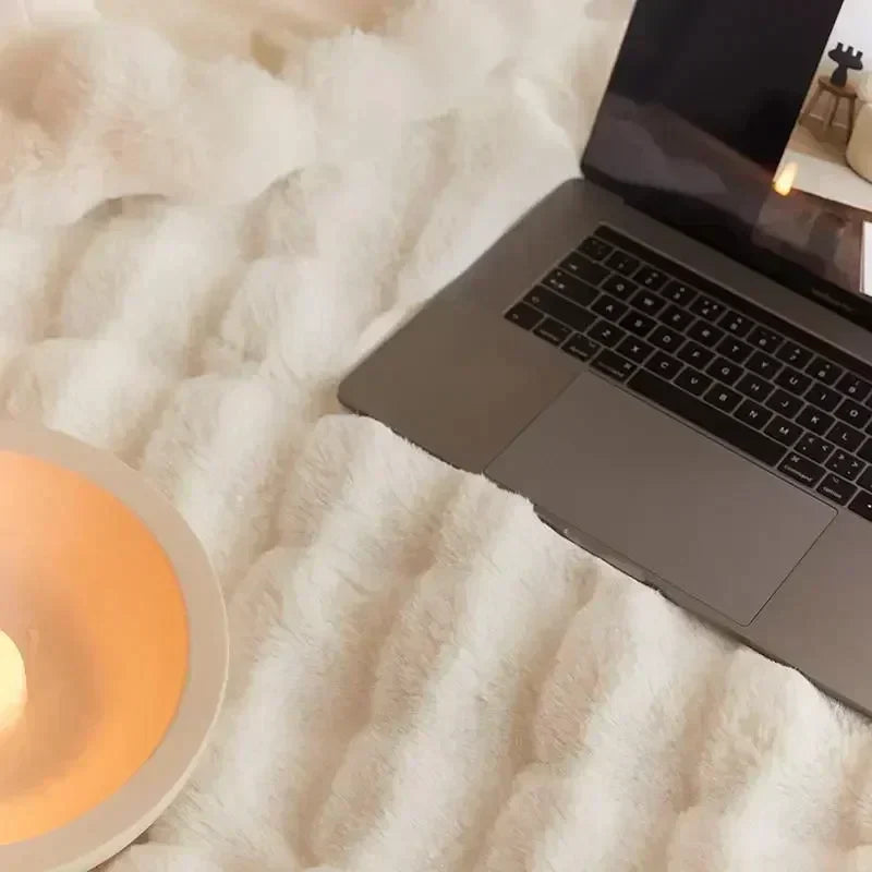 Portable Fluffy Blanket made of Faux Fur - VeluLuxe-White-39.37 × 62.99 in-Nora Luxe