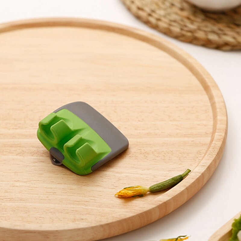 Protective Vegetable Peeler - FingerGuard-Green-Nora Luxe