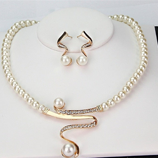 Set of Natural Pearl Necklace and Earrings - Lysanne-Nora Luxe