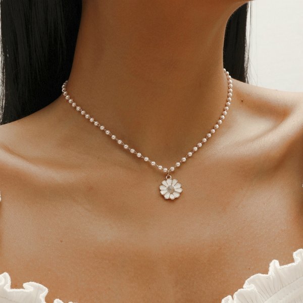 Stylish Pearl Necklace with Daisy Pendant - Flora-Nora Luxe