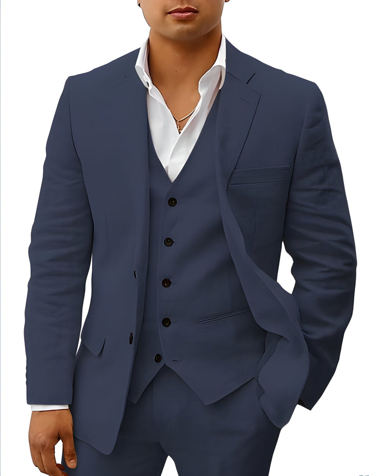Men's three-piece suit in navy blue, detail of the notch lapel, chest pocket and dark vest buttons.
