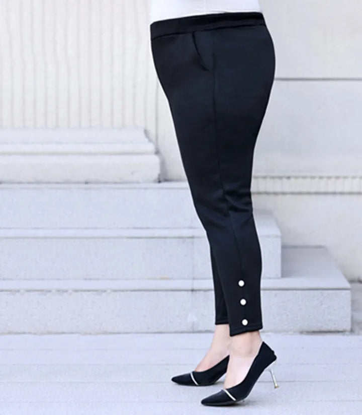 Schwarze Damenhose mit Knöpfen, elegant, knöchellang, Business-Look, seitliche Ansicht.