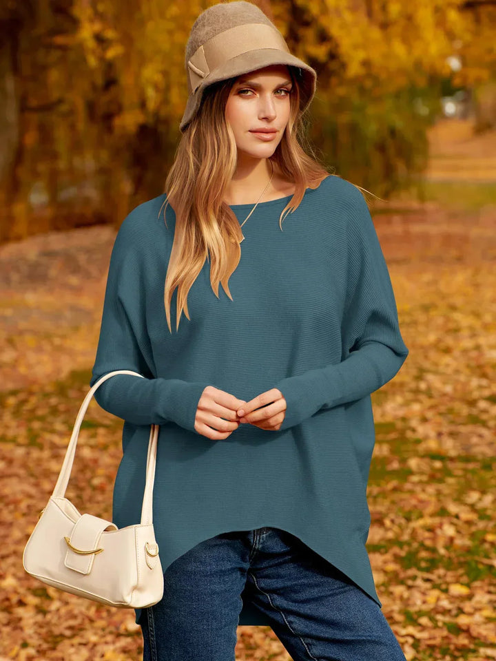 Frau in blauem Pullover und Hut im Herbstpark, modische Herbstkleidung, Damenmode.